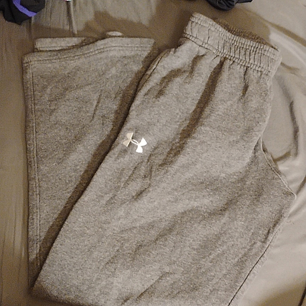 Youth med under Armour sweatpants